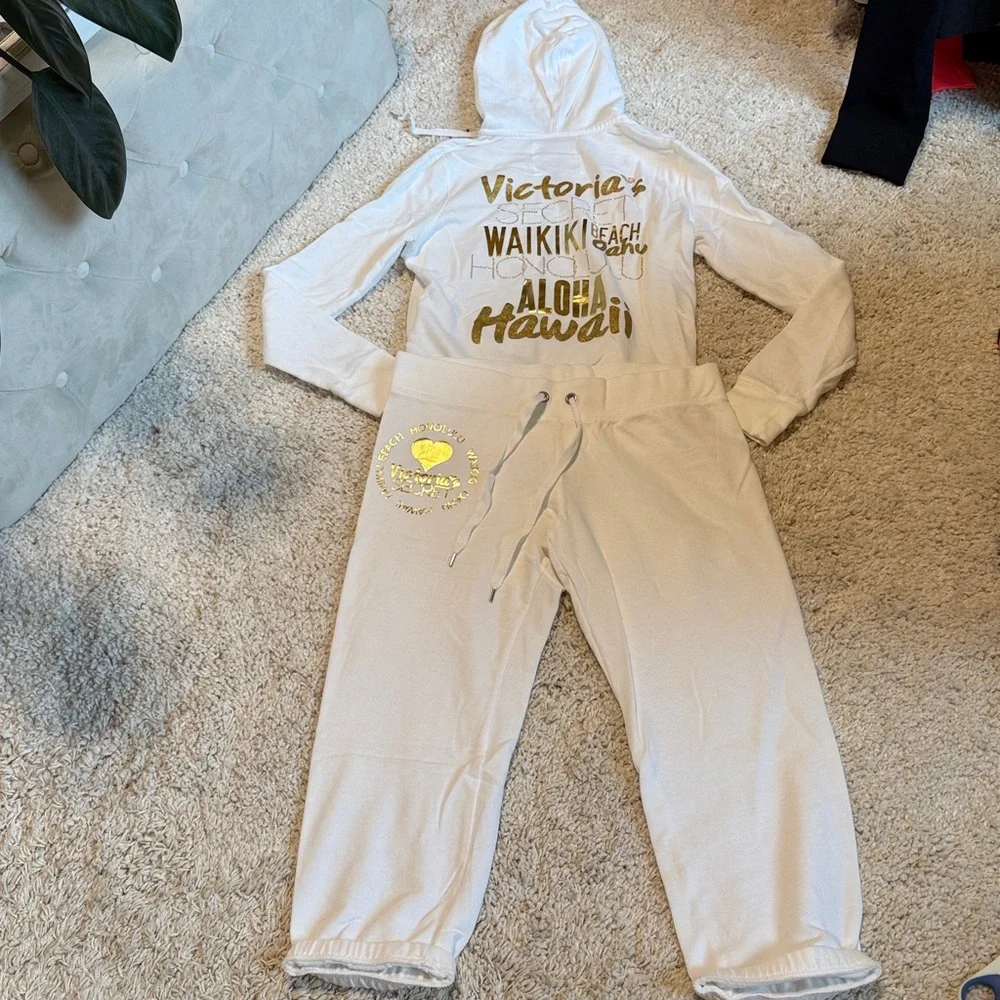 Like new Victoria’s Secret Capri hoodie set white gold small supermodel Hawaii - Picture 9 of 9